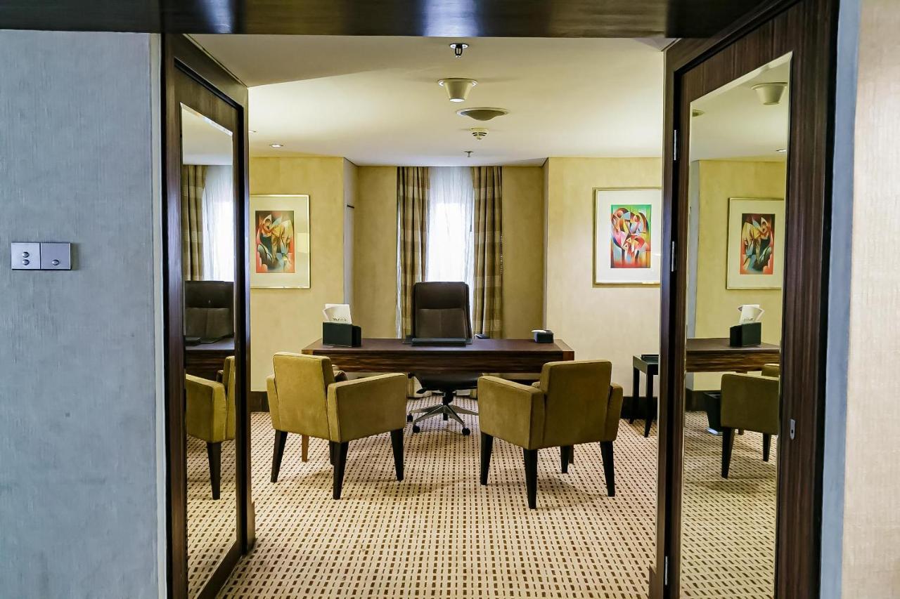 Lagos Continental Hotel Luaran gambar A typical office at the Dubai International Financial Centre