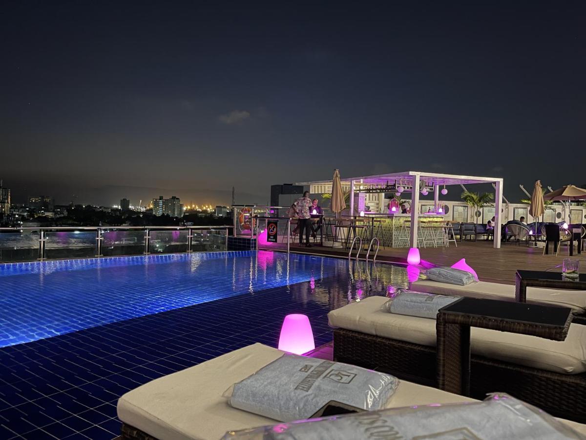 Lagos Continental Hotel Luaran gambar The rooftop pool at the hotel