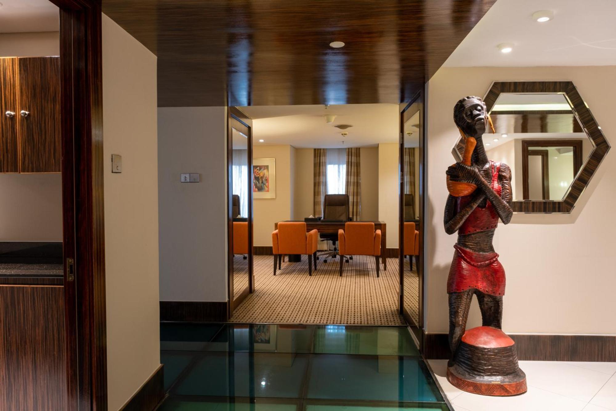 Lagos Continental Hotel Luaran gambar The interior of a suite at the Taj Bengal
