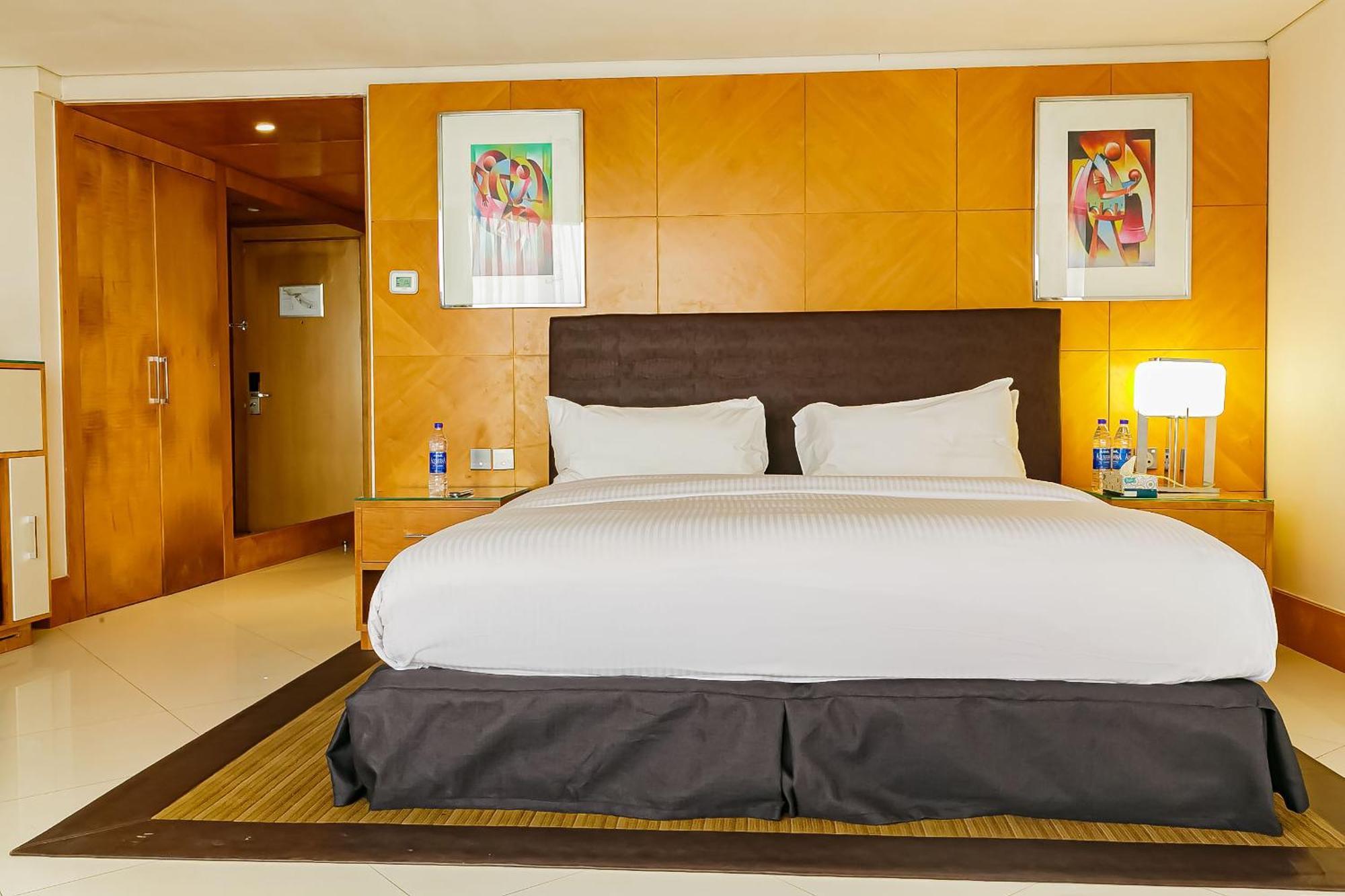Lagos Continental Hotel Luaran gambar A bedroom at the hotel