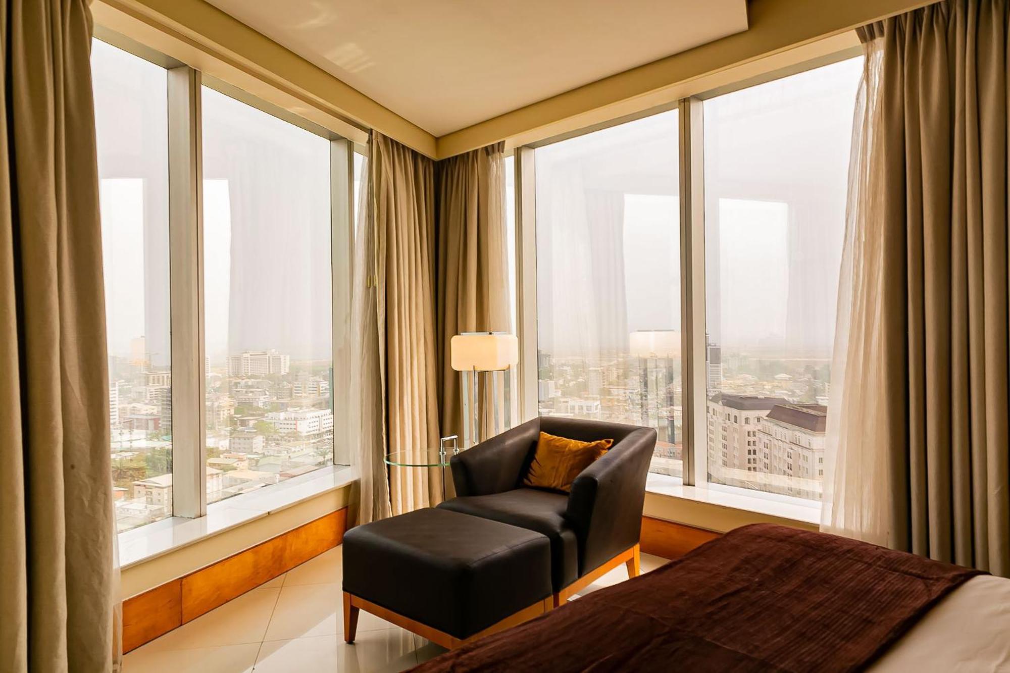 Lagos Continental Hotel Luaran gambar A room at the Ritz-Carlton, Dubai