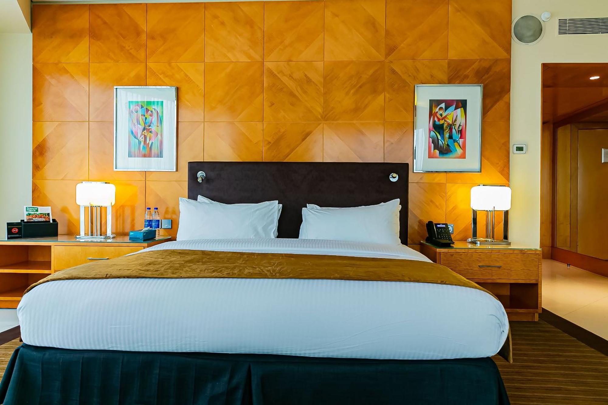 Lagos Continental Hotel Luaran gambar A bedroom at the hotel