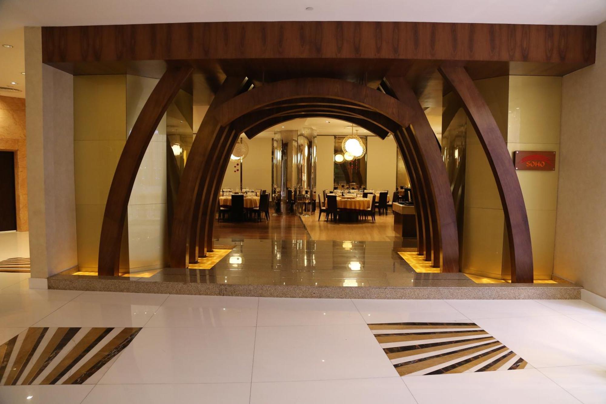 Lagos Continental Hotel Luaran gambar The interior of the hotel